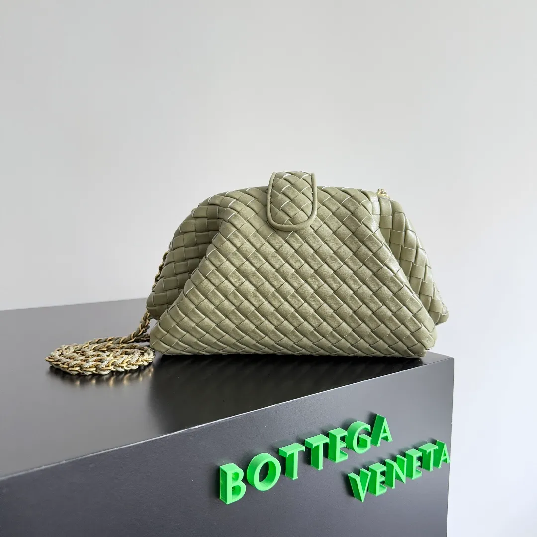 Batch 1880 BOTTEGA VENETA LAUREN 1980 small clutch bag is new! The small size that many people squat on is finally here. The self-adjustable zipper is a highlight of this bag. After being removed, it can be used as a handbag for important occasions. One bag unlocks two carrying methods at the same time. It is practical and has a unique sense of structure and beautiful lines. It is more elegant than a small cloud. It is a tribute to the classics and the pursuit of modernity. Style number: 804038 Size: 27*15*8cm